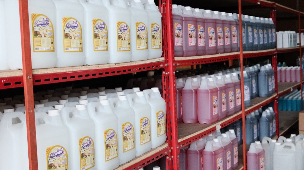 Kemasan produk SKWIKI di gudang produksi